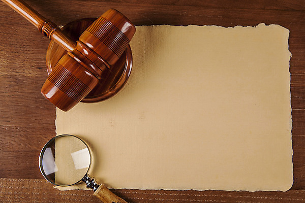 포토 JPG 해외이미지 종이 돋보기 실내 사람없음 오브젝트 법 의사봉 양피지 나무배경 해외202004 해외포토 백그라운드 내부 파일형식 이미지허브