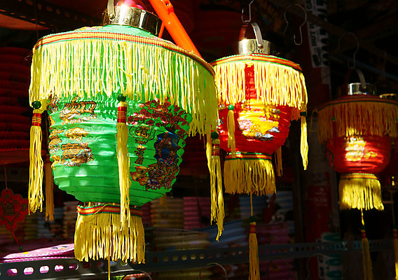 포토 JPG 해외이미지 전통 계절 아시아 종이 문화 백그라운드 휴가 동양인 사람없음 야외 장식 빨간색 컬러풀 장난감 축제 목도리 중국 활발 달 가을 등불 그룹 시장 중앙 대나무 베트남 8월 해외202004 해외포토 자연요소 나무 잡화 나라 컬러 컨셉 조명 인종 동남아시아 날짜 파일형식 이미지허브