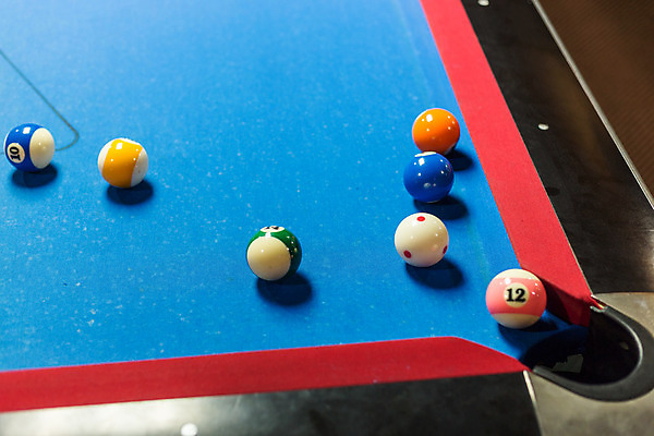포토 JPG 해외이미지 스포츠 공 놀이 탁자 취미 사람없음 초록색 파란색 숫자 검은색 게임 그룹 8 당구 신호 여의주 해외202004 해외포토 문자 컬러 가구 구기 파일형식 이미지허브