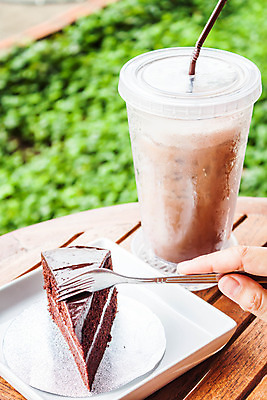 포토 JPG 해외이미지 접시 손 커피 음식 조각 포크 탁자 디저트 사람없음 목재 장식 갈색 케이크 식당 초콜릿 얼음 검은색 어둠 카페 빵집 추위 고명 달콤 맛 설탕 먹기 스펀지 커스터드 억울 해외202004 해외포토 자연요소 나무 식기 감정 음료 컬러 가구 컨셉 재료 모션 신체부위 상점 크림 파일형식 이미지허브