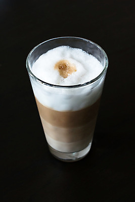 포토 JPG 해외이미지 커피 음료 백그라운드 유리 탁자 아침 디저트 사람없음 목재 갈색 검은색 어둠 이탈리아 거품 카페 우유 머그컵 흰색 신선 뜨거움 액체 달콤 맛 아침식사 수증기 설탕 굽기 크림 싱글 아로마 층 카푸치노 에스프레소 내추럴 단절 라떼 모카 카페인 해외202004 해외포토 주간 나무 유럽 음식 컬러 가구 컨셉 재료 재질 유제품 컵 상점 식사 구이 파일형식 이미지허브