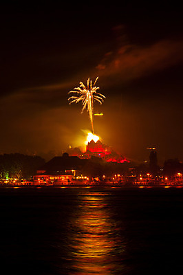 포토 JPG 해외이미지 독일 폭죽 이벤트 사람없음 강 반사 축제 어둠 보트 야간 빛망울 해외202004 해외포토 자연요소 유럽 배_교통 빛 파일형식 이미지허브