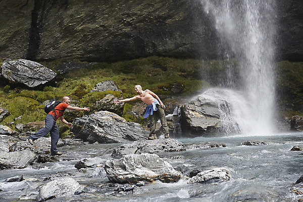 포토 JPG 해외이미지 백인 커플 여자 남자 자연 풍경 성인 야외 두명 물 30대 강 우정 폭포 하이킹 도움 숲 뉴질랜드 하이커 해외202004 해외포토 자연요소 서양인 여행 컨셉 관계 레저 사람 장년 친구 오세아니아 생태계 파일형식 이미지허브