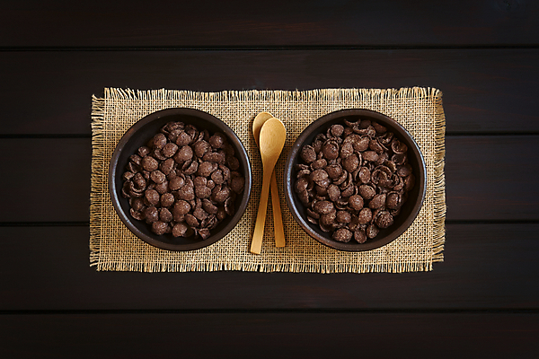 포토 JPG 해외이미지 음식 조각 아침 옥수수 사람없음 목재 가로 빛 초콜릿 숟가락 식사 어둠 시골 사발 달콤 아침식사 시리얼 머리위 코코아 내추럴 해외202004 해외포토 주간 나무 음료 재료 디저트 곡류 수저 사기그릇 맛 파일형식 이미지허브