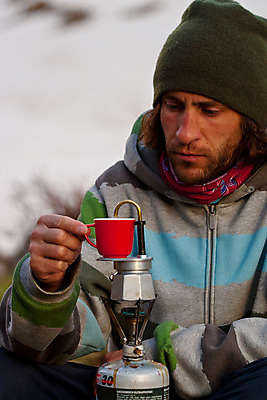 포토 JPG 해외이미지 모델 직업 라이프스타일 손 웰빙 응시 옷 남자 유럽 얼굴 커피 스포츠 수염 건강 한명 사람 성인 야외 컵 빨간색 초록색 힘 오픈 흥분 고립 심각 캡모자 해외202004 해외포토 모자_잡화 1 식기 시선 감정 나라 음료 컬러 컨셉 생활 신체부위 파일형식 이미지허브