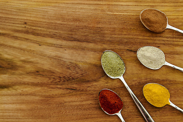 포토 JPG 해외이미지 백그라운드 재료 태국 고추 탁자 파프리카 건조 요리 씨앗 동양인 사람없음 목재 빨간색 초록색 컬러풀 갈색 노란색 금속 주방 숟가락 흰색 신선 양념 고수 맛 정상 가루 인도인 허브 아로마 향 카레 시나몬 강황 해외202004 해외포토 외국인 나무 식물 아시아 음식 컬러 가구 컨셉 채소 식재료 재질 수저 인종 향신료 파일형식 이미지허브