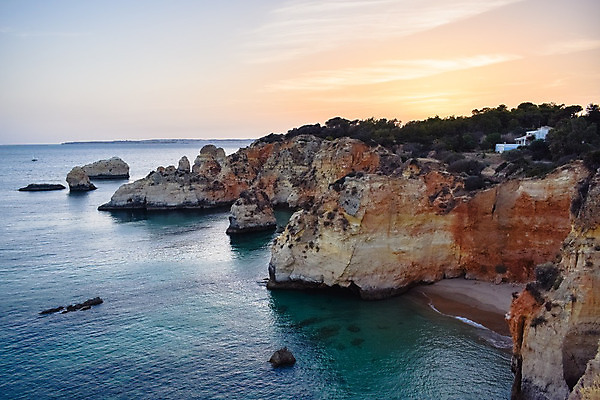 포토 JPG 해외이미지 유럽 모래 바다 여행 백그라운드 자연 벽지 하늘 휴가 사람없음 야외 가로 세로 물 여름 관광지 컬러풀 햇빛 고요 황혼 일몰 암석 서핑 포르투갈 서유럽 수평선 카피스페이스 해외202004 해외포토 자연요소 계절 나라 컬러 태양 노을 공백 돌_바위 수상스포츠 생태계 파일형식 이미지허브