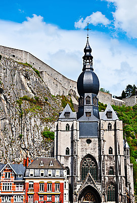 포토 JPG 해외이미지 구름 외관 유럽 기독교 종교 문화 십자가 건축양식 창문 하늘 산 거리 아파트 주택 사람없음 파란색 도시풍경 성당 교회 탑 발코니 기둥 도시 성 중세 언덕 벨기에 청동 첨탑 종탑 고고학 르네상스 바로크 바실리카 복원 숭배 옛날 스타일 해외202004 해외포토 자연요소 건축물 교육 건축 나라 컬러 종교건축 풍경 건물 역사 서유럽 파일형식 이미지허브