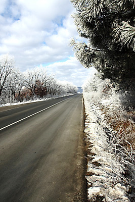 포토 JPG 해외이미지 나무 계절 도로 선 여행 겨울 교통시설 자연 하늘 날씨 풍경 사람없음 야외 빛 냉동 운전 추위 흰색 고속도로 숲 시원함 아스팔트 서리 장면 방법 눈내림 해외202004 해외포토 식물 길 컬러 교통 모션 눈_날씨 시설 생태계 파일형식 이미지허브