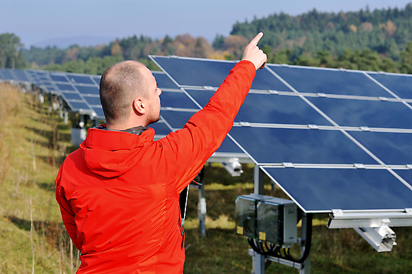 포토 JPG 해외이미지 주간 남자 한명 상반신 성인 야외 뒷모습 가리킴 태양에너지 집열판 성인남자한명만 해외202004 해외포토 자연요소 1 뷰포인트 사람 손짓 그린에너지 남자한명만 성인남자만 파일형식 이미지허브