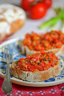 포토 JPG 해외이미지 접시 음식 빵 토마토 채소 고추 양파 파슬리 건강 요리 사람없음 빨간색 검은색 식사 저녁식사 당근 종 신선 도자기 사발 수프 냄비 허브 향신료 유기농 매움 반죽 후추 다과 느림 루마니아 백리향 채식주의자 해외202004 해외포토 식물 식기 웰빙 유럽 컬러 디저트 뿌리채소 사기그릇 맛 솥 채식 향미료 파일형식 이미지허브