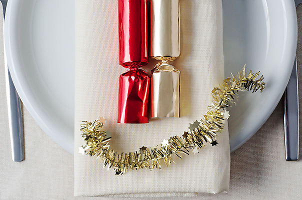 포토 JPG 해외이미지 식기 접시 계절 포크 크리스마스장식 크리스마스 2 휴가 사람없음 빨간색 빛 크래커 축제 저녁식사 중국 흰색 축하 황금 칼 크림 냅킨 머리위 상아 점심식사 해외202004 해외포토 기념일 아시아 컬러 컨셉 쿠키 식사 파일형식 이미지허브