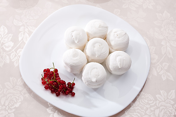 포토 JPG 해외이미지 열매 음료 음식 과일 디저트 사람없음 컵 빨간색 흰색 뜨거움 사발 차 달콤 맛 습지 찻잔 건포도 아욱 해외202004 해외포토 식물 식기 컬러 컨셉 포도 잔 사기그릇 건과일 파일형식 이미지허브