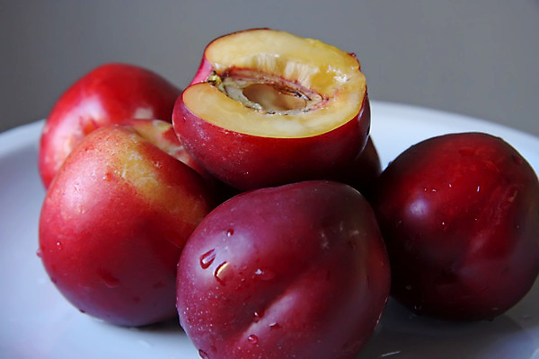 포토 JPG 해외이미지 접시 과일 사람없음 노란색 흰색 신선 자르기 반쪽 날것 슬라이스 복숭아 자두 천도복숭아 해외202004 해외포토 식기 컬러 모션 파일형식 이미지허브