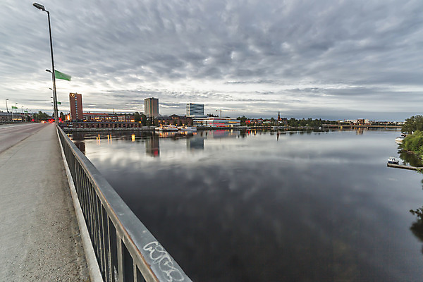 포토 JPG 해외이미지 나무 구름 하늘 전등 거리 사람없음 건물 물 강 깃발 도시 보트 도심 북쪽 해외202004 해외포토 자연요소 식물 건축물 배_교통 조명 방향 파일형식 이미지허브