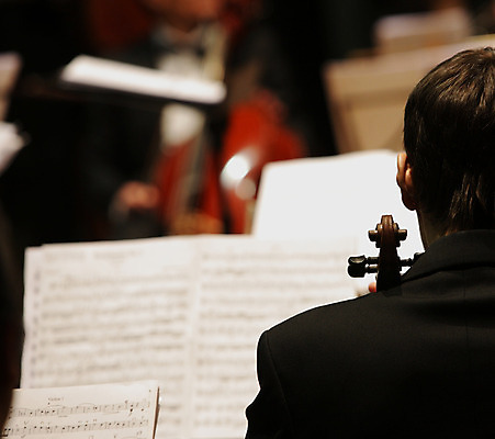 포토 JPG 해외이미지 남자 음악 연주 실내 한명 상반신 성인 뒷모습 아웃포커스 보면대 바이올린 악보 합주 바이올리니스트 성인남자한명만 해외202004 해외포토 1 뷰포인트 현악기 문화예술 촬영기법 사람 내부 연주자 남자한명만 성인남자만 파일형식 이미지허브