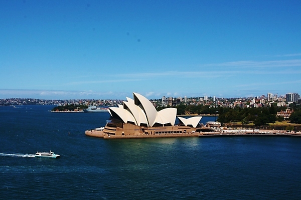 포토 JPG 해외이미지 바다 하늘 사람없음 건물 물 파란색 보트 호주 시드니 오페라 해외202004 해외포토 자연요소 건축물 컬러 배 오세아니아 선박 파일형식 이미지허브