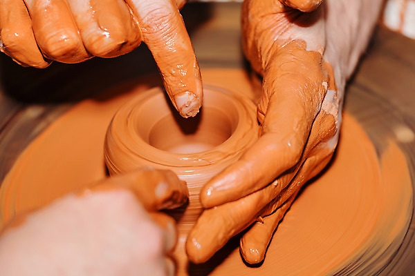 포토 JPG 해외이미지 전통 교육 문화 어린이 지도 2 기술 관리 미술 사람 취미 사람없음 장식 조끼 업무 도움 바퀴 도자기 가르침 역사 닫기 성형수술 냄비 점토 진흙 토기 도예가 방법 핸드메이드 콜라보레이션 해외202004 해외포토 직업 컨셉 모션 문화예술 외투 작업 용기_그릇 수술 솥 파일형식 이미지허브