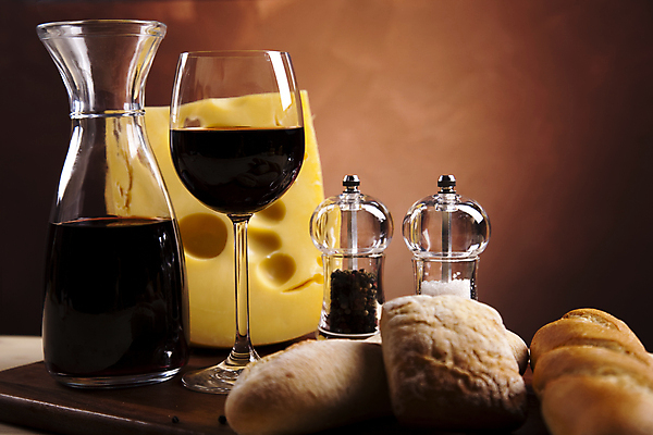 포토 JPG 해외이미지 빵 와인잔 유리병 치즈 사람없음 와인 소금 후추 소스통 갈색배경 해외202004 해외포토 음식 백그라운드 술잔 병_용기 유제품 주류 통 갈색 소스_음식 향신료 파일형식 이미지허브