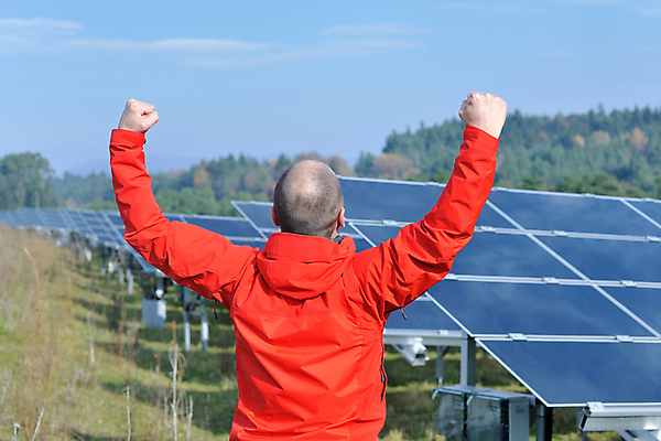 포토 JPG 해외이미지 주간 남자 하늘 한명 상반신 성인 야외 뒷모습 주먹 만세 태양에너지 집열판 성인남자한명만 해외202004 해외포토 자연요소 1 뷰포인트 모션 사람 그린에너지 남자한명만 성인남자만 파일형식 이미지허브