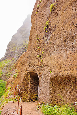 포토 JPG 해외이미지 구름 외관 유럽 도로 길 섬 여행 자국 자연 하늘 휴가 산 풍경 사람없음 야외 여름 파란색 컬러풀 갈색 걷기 와인 트래킹 하이킹 안개 바위 표지판 가장자리 정상 포르투갈 언덕 사인 화산 절정 해외202004 해외포토 자연요소 계절 나라 컬러 교통시설 모션 레저 날씨 주류 알림판 돌_바위 둘레 생태계 파일형식 이미지허브