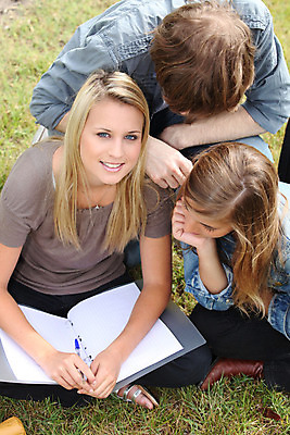 포토 JPG 해외이미지 학생 공원 교육 행복 고등학교 미소 앉기 소녀 소년 야외 10대 세명 초록색 청춘 시험 기록 대학교 해외202004 해외포토 공공시설 여자 남자 감정 어린이 컬러 컨셉 학교 모션 청소년 표정 사람 파일형식 이미지허브