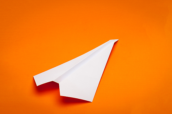 포토 JPG 해외이미지 종이 실내 사람없음 한개 종이비행기 주황색배경 해외202004 해외포토 1 백그라운드 내부 주황색 종이접기 파일형식 이미지허브