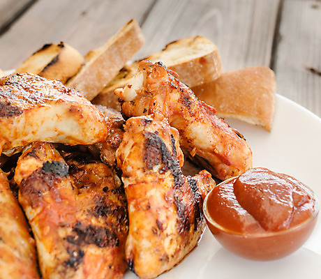 포토 JPG 해외이미지 접시 음식 날개 손가락 고추 탁자 반찬 패스트푸드 쟁반 실내 육류 요리 사람없음 초록색 파티 식당 식사 저녁식사 치킨 미국 튀김 뜨거움 바비큐 굽기 흰배경 매움 정물화 핸드메이드 해외202004 해외포토 식기 손 컬러 가구 백그라운드 북아메리카 채소 식재료 이벤트 내부 상점 흰색 맛 인스턴트 구이 그림 닭고기요리 파일형식 이미지허브