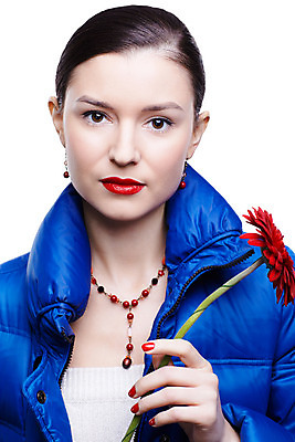 포토 JPG 해외이미지 백인 모델 라이프스타일 손 여자 꽃 유럽 얼굴 겨울 신체 목걸이 갈색머리 따뜻함 건강 한명 사람 성인 빨간색 파란색 유행 스파 화장품 재킷 추위 흰색 신선 화려 손톱관리 피부 피부관리 향기 거베라 고립 돌봄 스타일 해외202004 해외포토 서양인 식물 1 헤어스타일 계절 나라 컬러 컨셉 장신구 모션 생활 신체부위 뷰티 외투 네일아트 냄새 파일형식 이미지허브