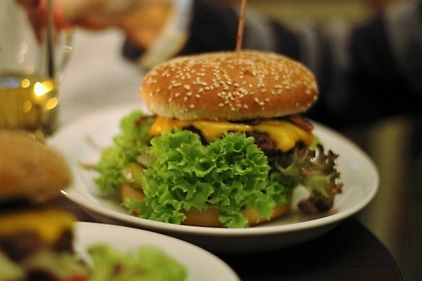 포토 JPG 해외이미지 접시 패스트푸드 실내 사람없음 아웃포커스 햄버거 인스턴트 정크푸드 소프트포커스 해외202004 해외포토 식기 음식 촬영기법 내부 파일형식 이미지허브