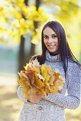 포토 JPG 해외이미지 백인 1 행복 꽃다발 단풍 잎 자연 갈색머리 건강 한명 미소 야외 침묵 기쁨 자유 가을 시골 9월 10월 사춘기 진짜 유일 해외202004 해외포토 서양인 식물 헤어스타일 계절 꽃 감정 컨셉 표정 사람 소리 날짜 생태계 파일형식 이미지허브