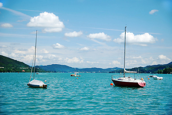 포토 JPG 해외이미지 주간 나무 구름 영어 유럽 호수 밧줄 스포츠 파도 요트 자연 하늘 영국 잉글랜드 산 항해 풍경 취미 사람없음 야외 초록색 물 파란색 평화 맑음 시골 보트 언덕 함선 지역 돛대 뱃놀이 전국 컴브리아주 해외202004 해외포토 자연요소 식물 문자 나라 줄 바다 컬러 컨셉 배_교통 날씨 전통놀이 생태계 파일형식 이미지허브