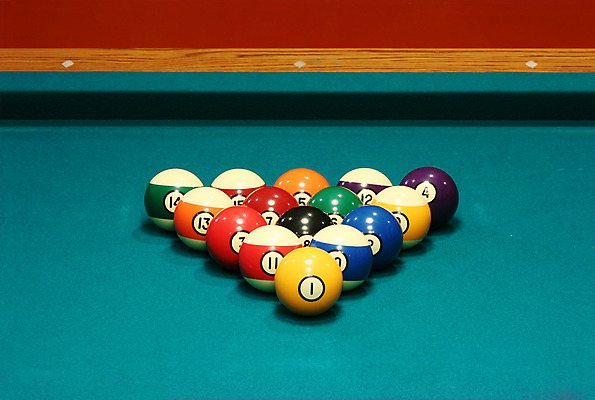 포토 JPG 해외이미지 스포츠 공 탁자 휴식 사람없음 초록색 파란색 검은색 경쟁 게임 흰색 바 당구 분필 신호 단절 플레이어 해외202004 해외포토 컬러 가구 컨셉 놀이 구기 초크 파일형식 이미지허브