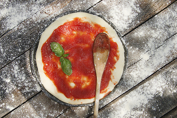 포토 JPG 해외이미지 접시 토마토 피자 실내 사람없음 하이앵글 반죽 밀가루 바질 토마토소스 나무숟가락 나무탁자 모짜렐라치즈 해외202004 해외포토 식기 뷰포인트 채소 탁자 치즈 패스트푸드 서양음식 내부 숟가락 소스_음식 가루 파일형식 이미지허브