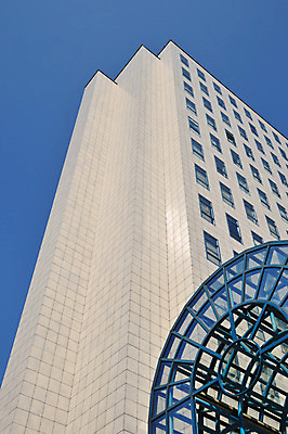 포토 JPG 해외이미지 디자인 외관 유럽 벽 건축양식 창문 유리 하늘 부동산 추상 사람없음 야외 세로 금융 파란색 도시풍경 사무실 햇빛 반사 탑 고층빌딩 올려보기 도시 큼 지역 스카이라인 스타일 해외202004 해외포토 건축물 건축 나라 컬러 무늬 비즈니스 모션 재질 풍경 빌딩 경제 태양 재산 크기 파일형식 이미지허브