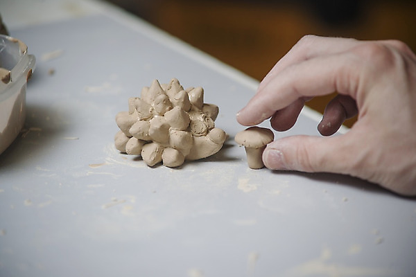 포토 JPG 해외이미지 모양 전통 라이프스타일 손 디자인 여자 문화 어린이 백그라운드 비즈니스 손가락 기술 창조 미술 사람 사람없음 갈색 젖음 터치 엄지손가락 작업 바퀴 도자기 감각 원주민 상품 디자이너 만들기 예술가 점토 진흙 토기 장인 조형 조절 도예가 돌리기 조각가 핸드메이드 해외202004 해외포토 직업 컬러 모션 문화예술 생활 신체부위 용기_그릇 아프리카인 파일형식 이미지허브