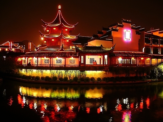 포토 JPG 해외이미지 아시아 종교 문화 여행 건축양식 조명 동양인 사람없음 건물 목재 탑 중국 사찰 역사 재산 야간 저녁 해외202004 해외포토 자연요소 나무 건축물 건축 나라 재료 종교건축 인종 금융 파일형식 이미지허브