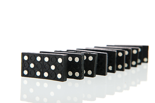 포토 JPG 해외이미지 서기 사람없음 검은색 일렬 도미노 해외202004 해외포토 컬러 모션 파일형식 이미지허브