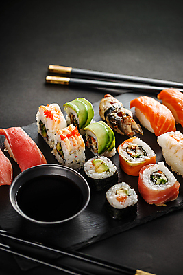 포토 JPG 해외이미지 젓가락 검은배경 실내 사람없음 초밥 간장 종지 김초밥 모듬초밥 아보카도 돌판 롤스시 새우초밥 연어초밥 일본음식 해외202004 참치초밥 해외포토 그릇 음식 백그라운드 과일 새우 수저 내부 검은색 돌_바위 양념 연어 모듬 파일형식 이미지허브