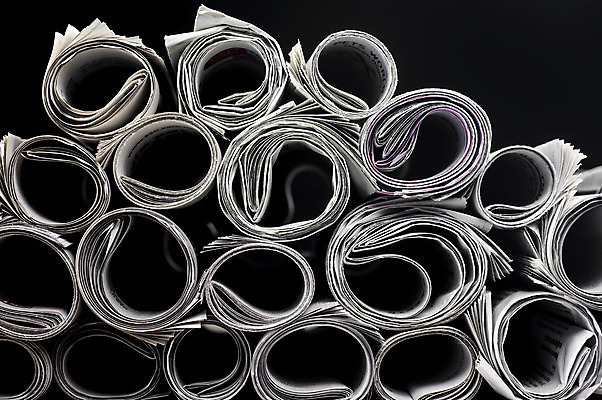 포토 JPG 해외이미지 종이 텍스트 통신 커뮤니케이션 사람없음 가로 쌓기 자료 재활용 긴급 기둥 신문 문서 페이지 흙더미 접기 정보매체 출판 해외202004 해외포토 건축 모션 간행물 흙 뉴스 친환경 파일형식 더미 이미지허브