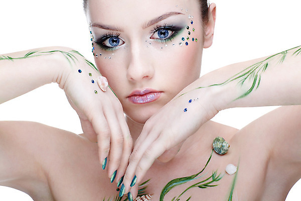 포토 JPG 해외이미지 백인 모델 1 응시 여자 감정 유럽 얼굴 신체 건강 미술 한명 사람 초록색 파란색 유행 흰색 표현 손톱 피부 그림 반죽 공상 인어 고립 스타일 해외202004 해외포토 서양인 손 시선 나라 컬러 문화예술 신체부위 파일형식 이미지허브