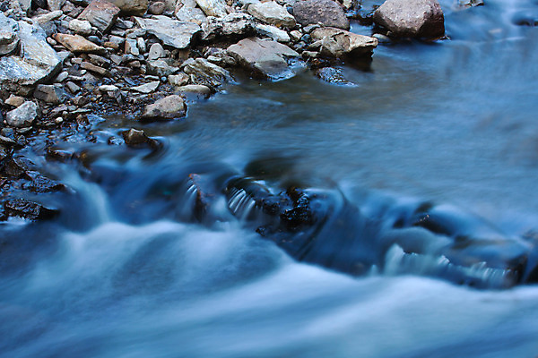 포토 JPG 해외이미지 파도 모션 자연 추상 풍경 사람없음 야외 물 파란색 강 달리기 환경 골짜기 수영 봄 거품 폭포 젖음 흐름 가을 물방울 연못 신선 액체 개울 급류 붓기 떨어짐 홍수 순수 속도 질감 내추럴 블러 생태학 해외202004 해외포토 자연요소 계절 교육 바다 컬러 컨셉 무늬 수상스포츠 자연재해 생태계 파일형식 이미지허브
