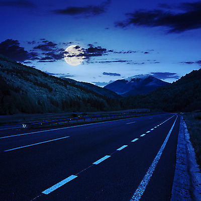 포토 JPG 해외이미지 도로 하늘 풍경 사람없음 야외 파란색 보름달 달 야간 해외202004 해외포토 자연요소 길 컬러 교통시설 파일형식 이미지허브