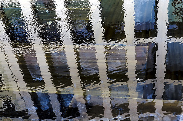 포토 JPG 해외이미지 백그라운드 패턴 창문 사람없음 야외 건물 물 반사 동전 도시 당구 분수 타운 잔물결 해외202004 해외포토 자연요소 건축물 물결 돈 무늬 구기 파일형식 이미지허브