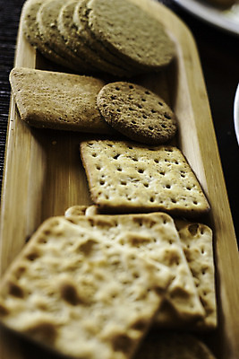 포토 JPG 해외이미지 실내 사람없음 크래커 소프트포커스 나무접시 해외202004 해외포토 접시 촬영기법 내부 쿠키 파일형식 이미지허브