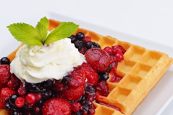 포토 JPG 해외이미지 스튜디오촬영 접시 딸기 아이스크림 사람없음 달콤 크림 블루베리 산딸기 블랙베리 와플 해외202004 해외포토 식기 과일 디저트 실내 맛 파일형식 이미지허브