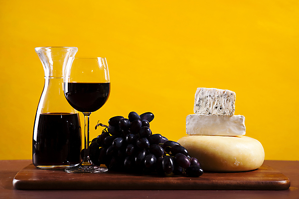 포토 JPG 해외이미지 와인잔 포도 유리병 치즈 사람없음 쌓기 와인 나무도마 노란배경 블루치즈 해외202004 해외포토 백그라운드 술잔 과일 모션 병_용기 유제품 도마 주류 목재 노란색 파일형식 이미지허브