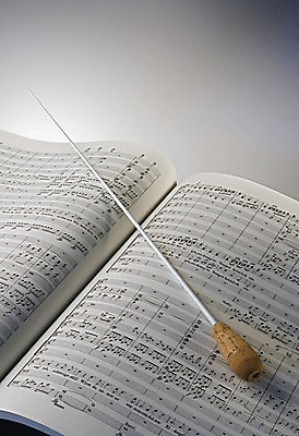 포토 JPG 해외이미지 음악 실내 사람없음 악보 오브젝트 흰배경 지휘봉 해외202004 해외포토 백그라운드 문화예술 내부 흰색 파일형식 이미지허브