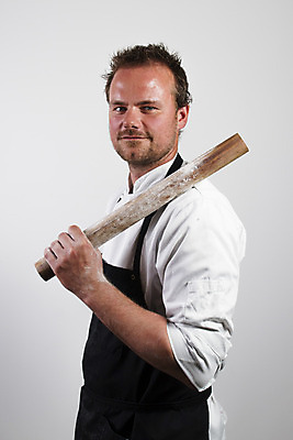 포토 JPG 해외이미지 직업 남자 비즈니스 재료 한명 식당 요리사 검은색 앞치마 재킷 굽기 밀가루 밀대 음식준비 제빵사 해외202004 해외포토 1 컬러 주방용품 사람 상점 외투 가루 구이 준비 파일형식 이미지허브