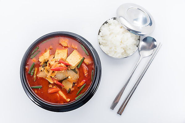 포토 JPG 해외이미지 한식 젓가락 밥 실내 사람없음 숟가락 찌개 뚝배기 흰배경 쌀밥 김치찌개 해외202004 해외포토 음식 백그라운드 수저 내부 흰색 파일형식 이미지허브